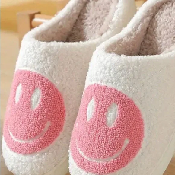 Adorable, pink Smiley Face slippers 💕 - Picture 3 of 4